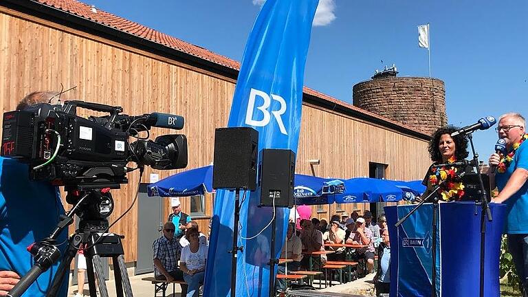 Als Journalist kam Eberhard Schellenberger immer wieder nach Hammelburg, im Juli 2018 moderierte er zum Beispiel gemeinsam mit Irina Hanft die Mainfrankentour im Weingut Lange auf Schloss Saaleck.       -  Als Journalist kam Eberhard Schellenberger immer wieder nach Hammelburg, im Juli 2018 moderierte er zum Beispiel gemeinsam mit Irina Hanft die Mainfrankentour im Weingut Lange auf Schloss Saaleck.