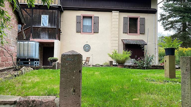 Blick in den großen Garten des Torhaus Aurora, auf der zur Straße abgewandten Seite des Grundstücks.