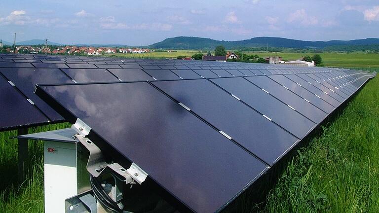 Bau, Betrieb und Vermarktung der regenerativen Energieanlagen sollen künftig im Landkreis Bad Kissingen aus einer Hand vorgenommen werden. Unser Symbolbild zeigt eine Anlage aus Großbardorf.