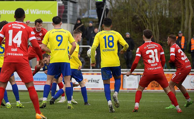 Das Tor des Tages: Peter Kurzweg (links hinten) springt am höchsten und trifft zum 1:0 für die Würzburger Kickers.