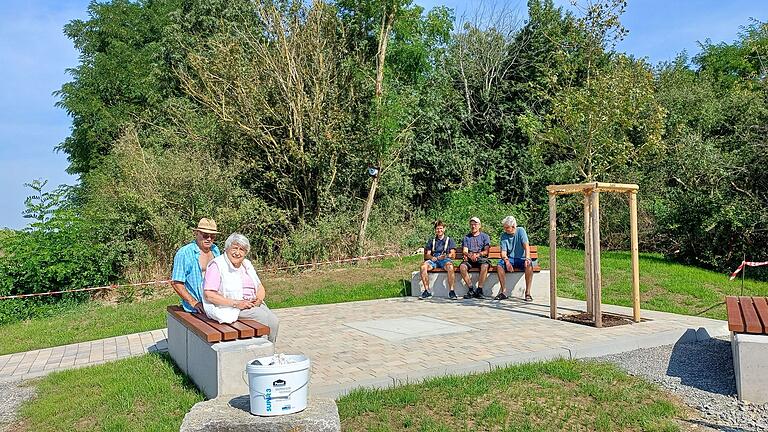 Rosmarie Hofmann, Werner Wolf, Günther Schäfer, Karl-Heinz Umbeer und Fred Bock am ehemaligen Germanen-Gräberfeld in Kleinlangheim beim Probesitzen am Infopunkt Archäologie (kurz vor dessen Fertigstellung).