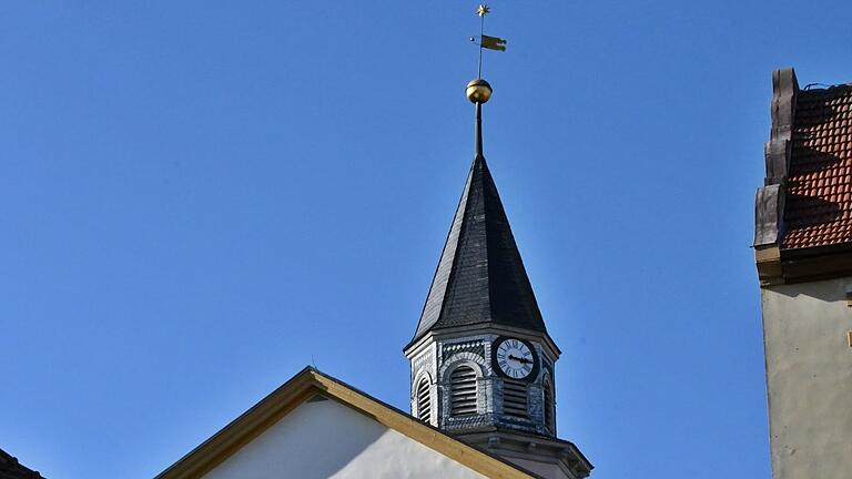 Die Kirchturmuhr in Gollmuthhausen bekam eine neue Schaltanlage für die Glocken und die Kirchturmuhr.