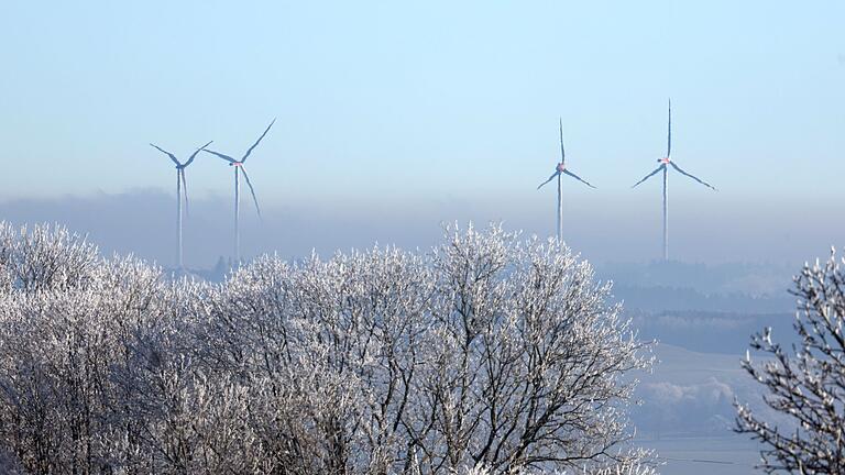 Windkraft - Der Ausbau der Windkraft ist in Bayern noch immer schleppend. Nun hat die Staatsregierung eine Weiche neu gestellt. (Archivbild) Windkraft - Der Ausbau der Windkraft ist in Bayern noch immer schleppend. Nun hat die Staatsregierung eine Weiche neu gestellt. (Archivbild)