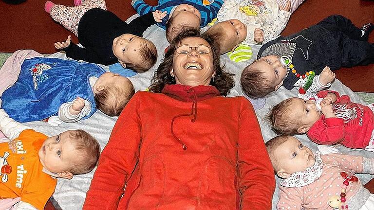 In bester Gesellschaft. Hebamme Doreen Hartung scheint sich inmitten der Babys pudelwohl zu fühlen.