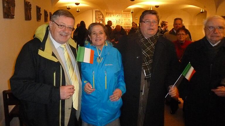 Eine wichtige Station irischer Besucher ist die Kiliansgruft unter dem Neumünster. Am St. Patricks Day 2013, besuchten George Jones und seine Frau Joan aus Bray gemeinsam mit Bürgermeister Adolf Bauer einen Gottesdienst in der Krypta.