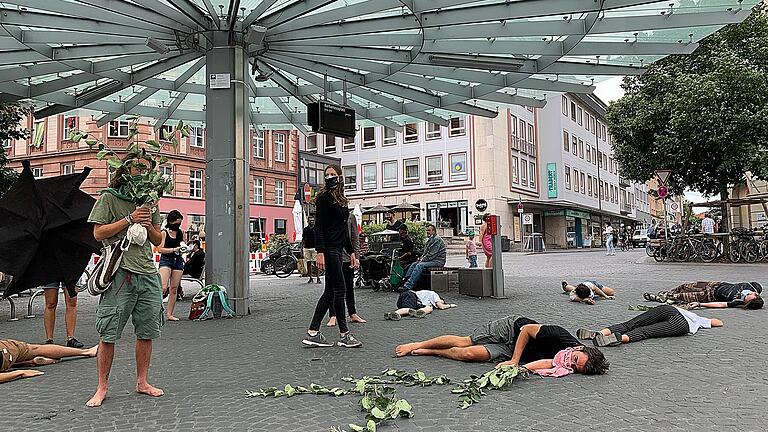 Sterbende Wälder und verschwundene Dörfer: Fridays For Future hat mit einer Performance in der Innenstadt das Kohleausstiegsgesetz kritisiert.