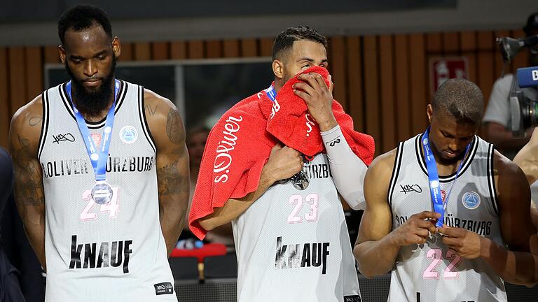 Doe Baskets nach dem verlorenen Europapokalfinale gegen Sassari (von links Mike Morrison, Devin Oliver und Cameron Wells). Keiner steht aktuell noch bei den Baskets unter Vertrag.