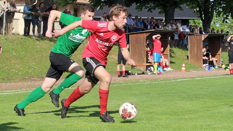 Patrick Hartmann (links), hier noch im Trikot der DJK Schwebenried/Schwemmelsbach, traf bei seinem Comeback für den SV Stammheim gleich doppelt und hatte so erheblichen Anteil am 5:1-Sieg über den FV Egenhausen.&nbsp;