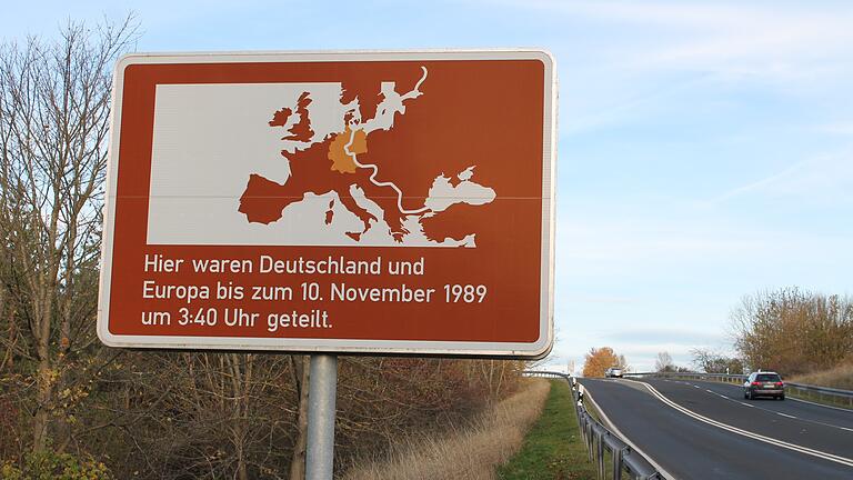 An der ehemaligen Grenze zwischen Eußenhausen und Henneberg standen vor 33 Jahren Grenzzäune und Wachtürme. Heute erinnert nur noch ein Schild an das ehemals geteilte Deutschland. An der ehemaligen Grenze zwischen Eußenhausen und Henneberg standen vor 33 Jahren Grenzzäune und Wachtürme. Heute erinnert nur noch ein Schild an das ehemals geteilte Deutschland.