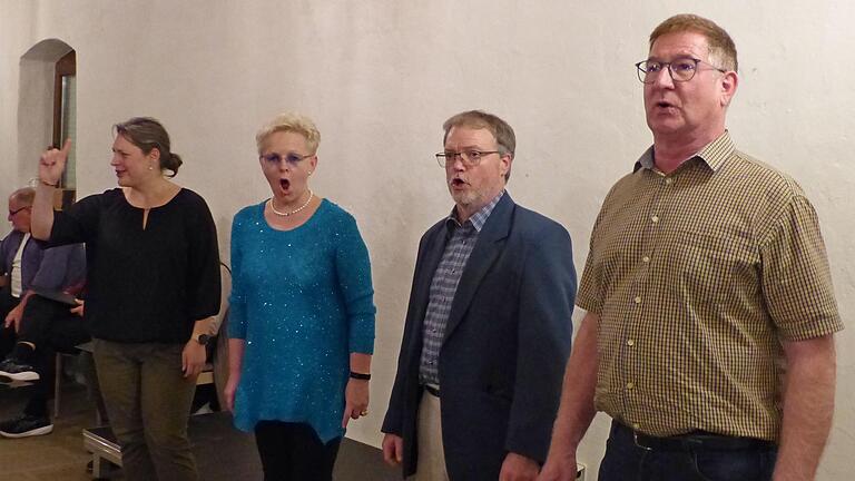 Meisterten den Mozart-Kanon „Freunde, lasset uns beim Zechen“ gesanglich und darstellerisch. Dafür gab es tosenden Applaus für Hannah Bolte, Michaela Ries, Stefan Ullrich und Wolfgang Dürr. Meisterten den Mozart-Kanon „Freunde, lasset uns beim Zechen“ gesanglich und darstellerisch. Dafür gab es tosenden Applaus für Hannah Bolte, Michaela Ries, Stefan Ullrich und Wolfgang Dürr.
