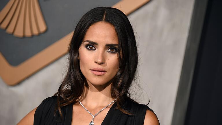 Adria Arjona       -  Adria Arjona spielt die weibliche Hauptrolle im Film.