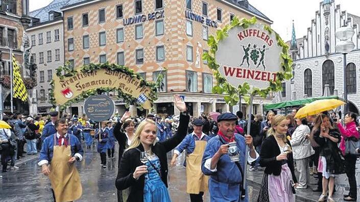 Gefeiert: Die Sommeracher beim Umzug. Vorn Hubert Drescher mit Melanie Blank und Sabrina Bischof (links), dahinter Bürgermeister Elmar Henke.NORBERT HOHLER