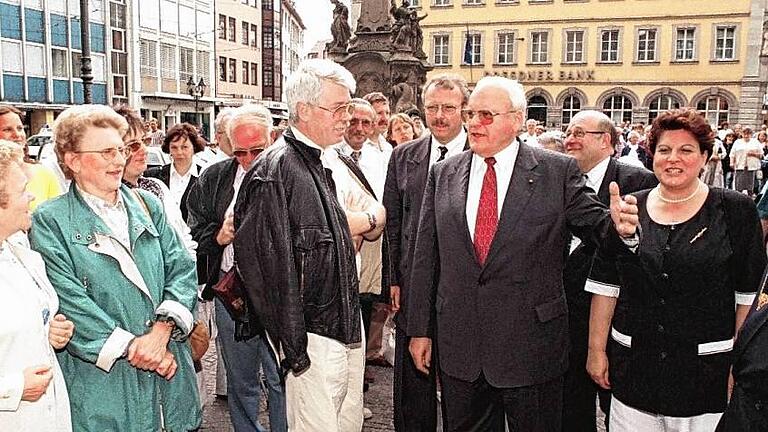 Nur für wenige Augenblicke zeigte sich Bundespräsident Roman Herzog im Juni 1997 vor dem Rathaus (rechts neben dem Bundespräsidenten: Wolfgang Bötsch, Barbara Stamm und Jürgen Weber).