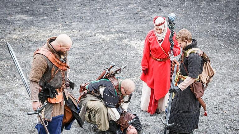 Auf den Cons geht es oftmals zur Sache - allerdings mit Schaumstoff-Waffen. Authentizität ist wichtig:  Da muss schon mal ein bisschen Kunstblut fließen. Foto: Matthias Schmittnägel       -  Auf den Cons geht es oftmals zur Sache - allerdings mit Schaumstoff-Waffen. Authentizität ist wichtig:  Da muss schon mal ein bisschen Kunstblut fließen. Foto: Matthias Schmittnägel