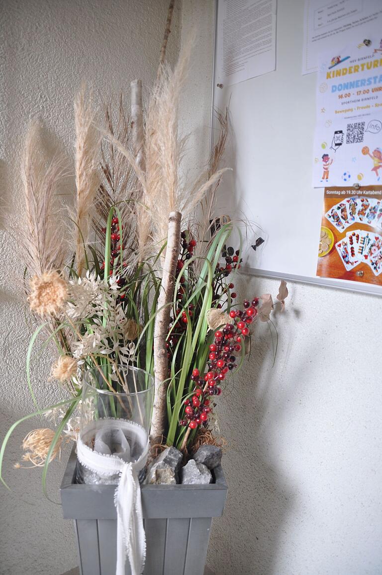 Es ist Herbst! Schon der Eingangsbereich des HSV-Sportheim heißt mit jahreszeitlich passendem Blumenschmuck den Gast willkommen. Es ist Herbst! Schon der Eingangsbereich des HSV-Sportheim heißt mit jahreszeitlich passendem Blumenschmuck den Gast willkommen.