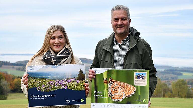 LIFE-Projektleiterin Katharina Bach und Torsten Raab, Leiter der hessischen Verwaltungsstelle des Unesco-Biosphärenreservates Rhön, präsentieren den neuen Bergwiesen-Wandkalender.