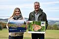 LIFE-Projektleiterin Katharina Bach und Torsten Raab, Leiter der hessischen Verwaltungsstelle des Unesco-Biosphärenreservates Rhön, präsentieren den neuen Bergwiesen-Wandkalender.