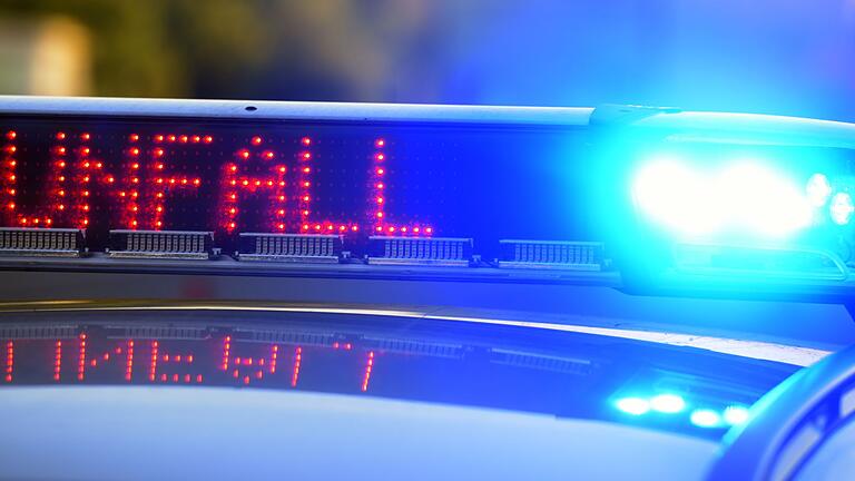 Symbolbild - Polizei sichert Unfallstelle       -  Mindestens ein Mensch stirbt bei Unfallserie auf Autobahn bei Regensburg auf eisglatter Fahrbahn. (Symbolbild)