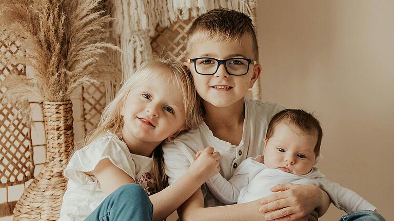 Thea heißt das dritte Kind von Annika und Thomas Schultheis aus Strahlungen. Marie (4) und Henry (7) kümmern sich liebevoll um ihre Schwester.