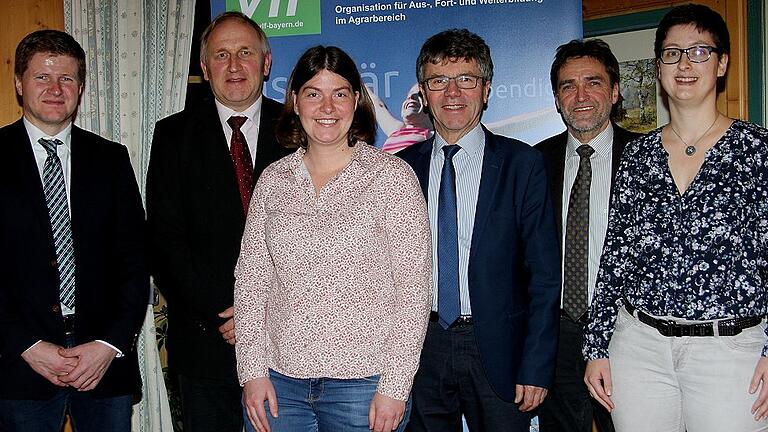 Ausbildungsberater Martin Mack (dritter von rechts) geht in den Ruhestand, seine Nachfolgerin ist Anne Lutz (dritte von links). Das Bild zeigt außerdem (von links) Vorsitzenden Steffen Beiersdorfer, Referent Joachim Liebler, Geschäftsführer Herbert Lang und stellvertretende Vorsitzende Marina Eltschka.