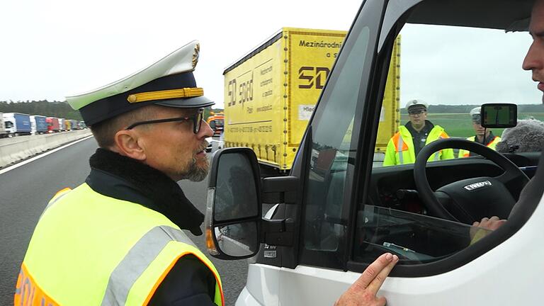 Stefan Pfeiffer, Leiter der Verkehrspolizei Feucht, stellte nach einem Unfall auf der A6 Schaulustige, die mit dem Handy filmten, zur Rede.