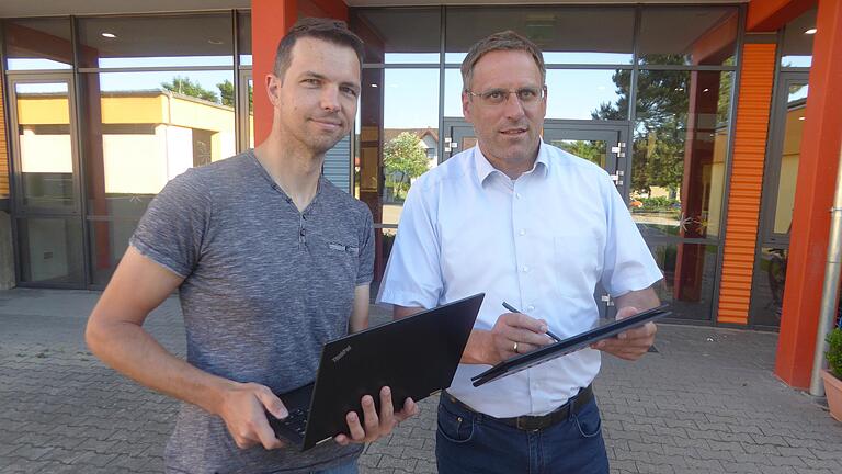 Bürgermeister Matthias Bäuerlein (rechts) und der gemeindliche IT-Fachmann Michael Marschall haben in den vergangenen Wochen die Rauhenebracher Schule auf die digitale Überholspur gesetzt. Bürgermeister Matthias Bäuerlein (rechts) und der gemeindliche IT-Fachmann Michael Marschall haben in den vergangenen Wochen die Rauhenebracher Schule auf die digitale Überholspur gesetzt.
