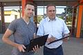 Bürgermeister Matthias Bäuerlein (rechts) und der gemeindliche IT-Fachmann Michael Marschall haben in den vergangenen Wochen die Rauhenebracher Schule auf die digitale Überholspur gesetzt.