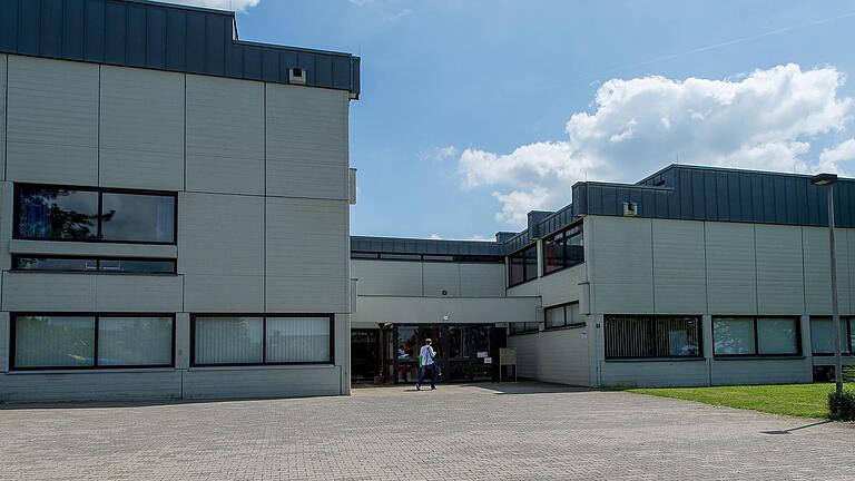 Dieses Gebäude der Realschule Schonungen wird durch einen Neubau ersetzt, das Projekt startet wohl 2025. Eine Folge: Der Schuldenstand des Landkreises Schweinfurt wird sich dann erhöhen und eventuell auch die Kreisumlage deutlicher steigen als in diesem Jahr. Dieses Gebäude der Realschule Schonungen wird durch einen Neubau ersetzt, das Projekt startet wohl 2025. Eine Folge: Der Schuldenstand des Landkreises Schweinfurt wird sich dann erhöhen und eventuell auch die Kreisumlage deutlicher steigen als in diesem Jahr.