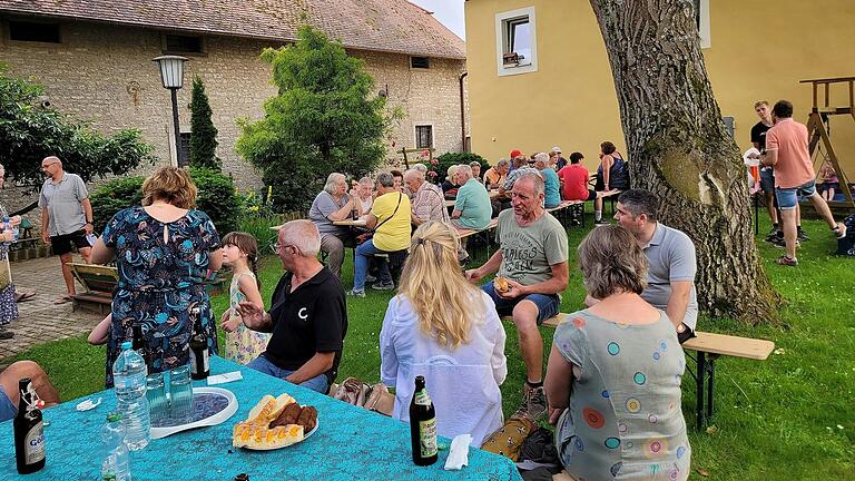 Gemütliches Beisammensein in Gut Seligenstadt. Gemütliches Beisammensein in Gut Seligenstadt.