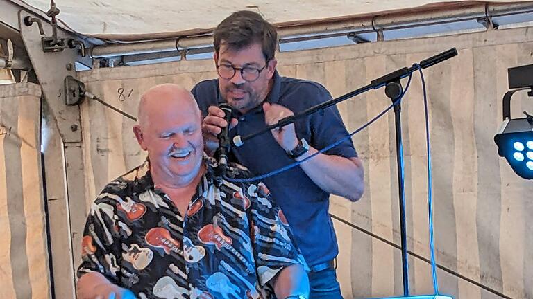 Bürgermeister Alexander Knahn (rechts) mit Musiker Ottmar - Otti - Albert gemeinsam musikalisch in Aktion. Bürgermeister Alexander Knahn (rechts) mit Musiker Ottmar - Otti - Albert gemeinsam musikalisch in Aktion.