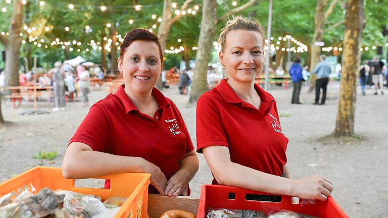 Vor allem wegen der Arbeit sind Nadine Wild (links) und Nadine König beim Kabarett Sommer. Aber auch ihnen hat der Abend mit Matthias Walz gefallen. Vor allem wegen der Arbeit sind Nadine Wild (links) und Nadine König beim Kabarett Sommer. Aber auch ihnen hat der Abend mit Matthias Walz gefallen.