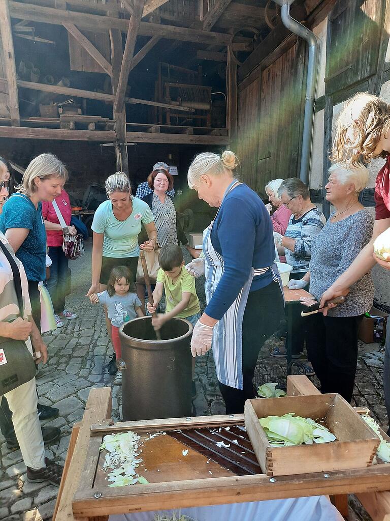 Die Kinder dürfen beim Kraut stampfen fleißig helfen. Die Kinder dürfen beim Kraut stampfen fleißig helfen.