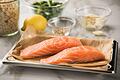 Lachs auf einem Ofenblech       -  Lachs gilt als guter Vitamin-D-Lieferant. Hier sehen Sie eine Übersicht der Lebensmittel.