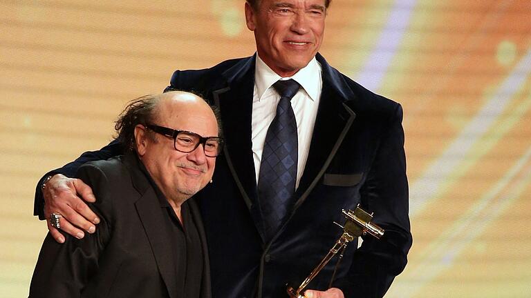 US-Schauspieler Danny DeVito (l) und Arnold Schwarzenegger       -  Danny DeVito und Arnold Schwarzenegger planen eine weitere Zusammenarbeit. (Archivbild)