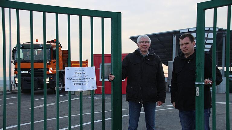 Der neue Wertstoffhof des Landkreises Kitzingen im conneKT-Technologiepark ist so gut wie fertig. Am 2. Januar 2018 um 10 Uhr geht die Annahmestelle in Betrieb und löst den Wertstoffhof in der Richthofenstraße ab. Reinhard Weikert und Philipp Kuhn (von links) von der Abfallwirtschaft öffnen schon mal die Türen. Der neue Wertstoffhof des Landkreises Kitzingen im conneKT-Technologiepark ist so gut wie fertig. Am 2. Januar 2018 um 10 Uhr geht die Annahmestelle in Betrieb und löst den Wertstoffhof in der Richthofenstraße ab. Reinhard Weikert und Philipp Kuhn (von links) von der Abfallwirtschaft öffnen schon mal die Türen.