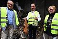 Ein Riesenproblem für das Würzburger Kompostwerk sind vermeintlich kompostierbare Plastikfolien. Im Bild Betriebsleiter Karl Dormann (Mitte) mit Alexander Schraml vom Kommunalunternehmen des Landkreises und Biologin Monika Stöber.