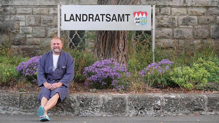 Landrat Thomas Eberth im Bademantel vorm Landratsamt – er nimmt bei der Challenge zum Welt-Alzheimer-Tag am 21. September teil.