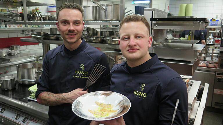 Die neuen Küchenchefs im Hotel Rebstock Patrick Grieshaber (links) und Robin Hofmann. Die neuen Küchenchefs im Hotel Rebstock Patrick Grieshaber (links) und Robin Hofmann.