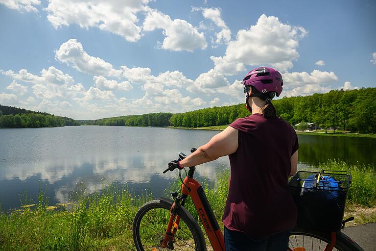 Wie ein Spiegel: Das ruhige Wasser des Ellertshäuser Sees reflektiert den stahlblauen Himmel. Wer am Ende noch Kraft hat, fährt einmal außen rum - das lohnt sich. Wie ein Spiegel: Das ruhige Wasser des Ellertshäuser Sees reflektiert den stahlblauen Himmel. Wer am Ende noch Kraft hat, fährt einmal außen rum - das lohnt sich.