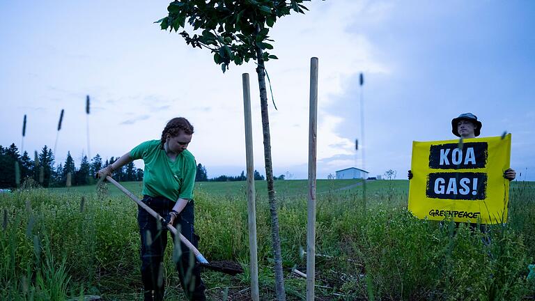 Greenpeace-Protest gegen Erdgasbohrung       -  Aktivisten der Umweltschutz-Organisation Greenpeace pflanzen zum Protest gegen Gasbohrungen Bäume auf dem geplanten Bohrfeld. (Archivbild)