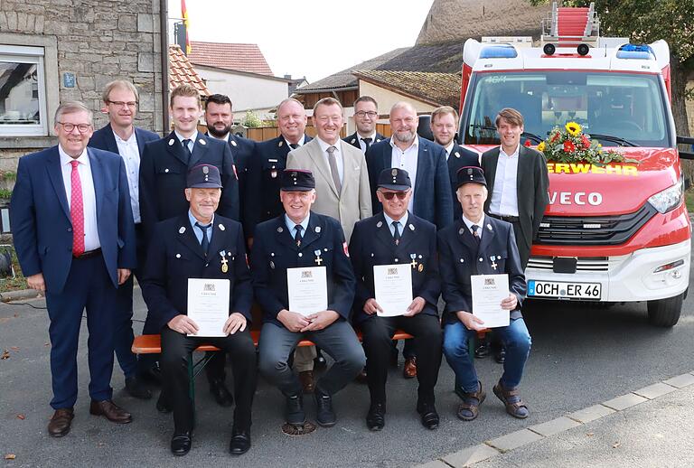 Freuten sich über die Ehrungen (hinten von links): MdL Volkmar Halbleib, dritter Bürgermeister Tilo Hemmert, Kommandant Julian Knappe, KBM Martin Lanig, KBI Karsten Ott, Bürgermeister Peter Juks, KBM Jürgen Fuß, Landrat Thomas Eberth, KBM Patrick Stainbrook und MdL Felix von Zobel. Geehrt wurden für 40 Jahre aktiven Feuerwehrdienst (vorne von links): Stefan Michel, Harald Meyer, Herbert Schmitt und Urban Michel. Freuten sich über die Ehrungen (hinten von links): MdL Volkmar Halbleib, dritter Bürgermeister Tilo Hemmert, Kommandant Julian Knappe, KBM Martin Lanig, KBI Karsten Ott, Bürgermeister Peter Juks, KBM Jürgen Fuß, Landrat Thomas Eberth, KBM Patrick Stainbrook und MdL Felix von Zobel. Geehrt wurden für 40 Jahre aktiven Feuerwehrdienst (vorne von links): Stefan Michel, Harald Meyer, Herbert Schmitt und Urban Michel.