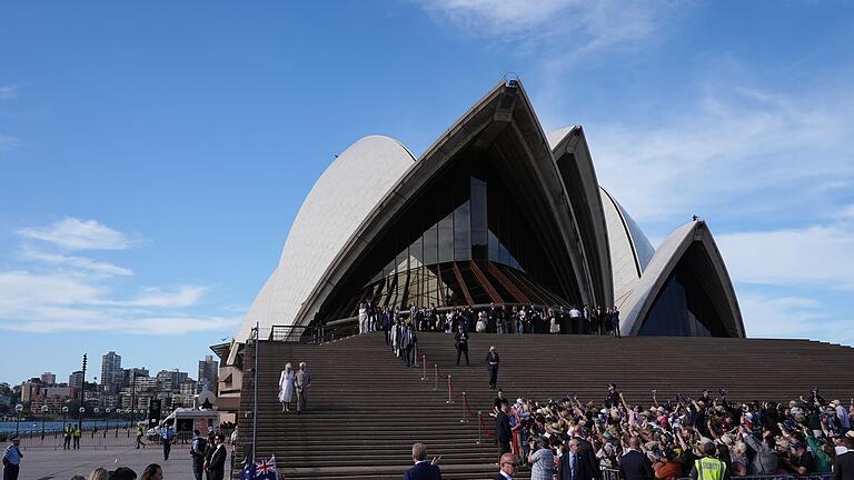Britisches Königspaar in Australien - Sydney - Ein Besuch am weltberühmten Opernhaus von Sydney bildete den Abschluss des offiziellen Teils der Reise. Britisches Königspaar in Australien - Sydney - Ein Besuch am weltberühmten Opernhaus von Sydney bildete den Abschluss des offiziellen Teils der Reise.