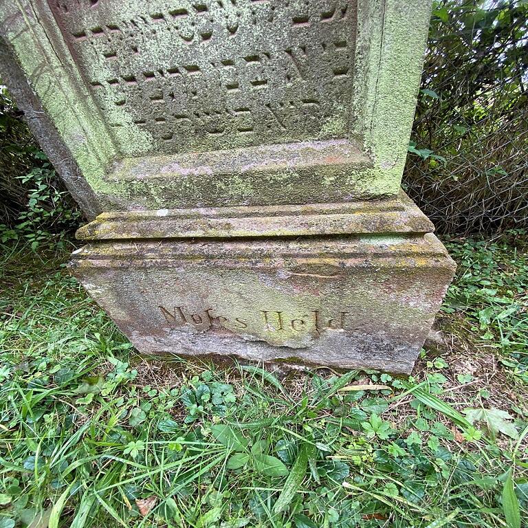 Grab von Moses Held, dem Ururgroßvater von Sandra Lanman, auf dem jüdischen Friedhof in Külsheim. Grab von Moses Held, dem Ururgroßvater von Sandra Lanman, auf dem jüdischen Friedhof in Külsheim.