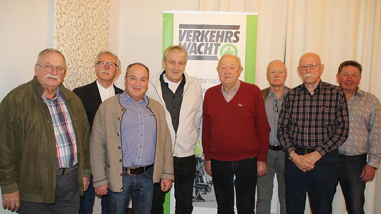 Unser Foto zeigt (von links) die Geehrten Rudolf Alt (50 Jahre), Ernst Stross (40), Schatzmeister Ralf Peter, Jürgen Bruschke (40), Georg Sell (50), Vorsitzender Alfons Hausmann, Franz Kraus (50) und Geschäftsführer Hubert Koch.       -  Unser Foto zeigt (von links) die Geehrten Rudolf Alt (50 Jahre), Ernst Stross (40), Schatzmeister Ralf Peter, Jürgen Bruschke (40), Georg Sell (50), Vorsitzender Alfons Hausmann, Franz Kraus (50) und Geschäftsführer Hubert Koch.