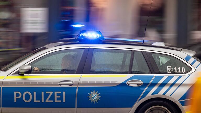 Polizei mit Blaulicht       -  Die Polizei vermutet einen technischen Defekt. (Symbolbild)