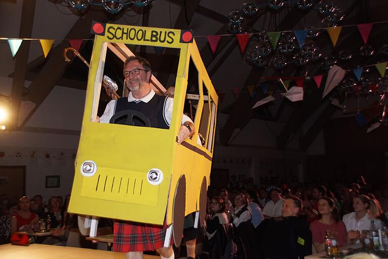 Peter Klein steuert den 'Schoolbus' bei der Eltmanner Faschingsshow, der dann auch als Bürgerbus, der die alten Damen zum Einkaufen und ins Café bringt, diente. Peter Klein steuert den 'Schoolbus' bei der Eltmanner Faschingsshow, der dann auch als Bürgerbus, der die alten Damen zum Einkaufen und ins Café bringt, diente.