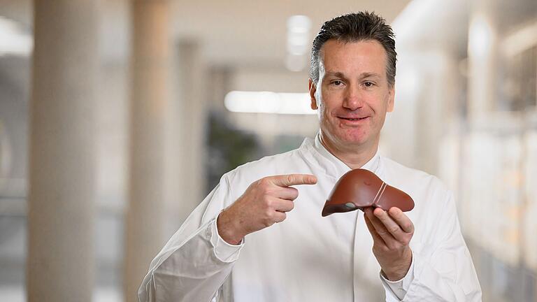Prof. Dr. Andreas Geier leitet am Uniklinikum die Hepatologie, das Teilgebiet der Inneren Medizin, das sich mit Lebererkrankungen beschäftigt. Prof. Dr. Andreas Geier leitet am Uniklinikum die Hepatologie, das Teilgebiet der Inneren Medizin, das sich mit Lebererkrankungen beschäftigt.