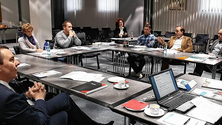 Zu einem Unternehmerfrühstück hatten der Veitshöchheimer Bürgermeister Jürgen Götz (links) und KU-Vorstand Alexander Schraml (rechts) Vertreter der Firmen im Gewerbegebiet ins Rathaus eingeladen. Es ging um die Verbesserung der Anbindung vom Gewerbegebiet.