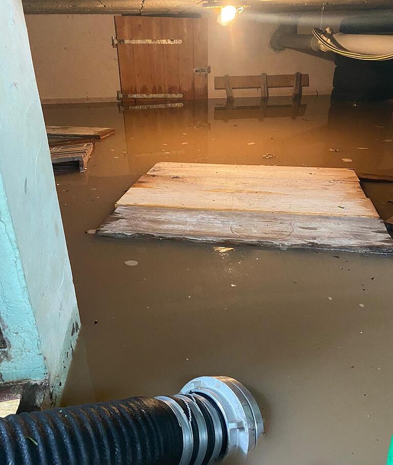 In manchen Kellern, wie hier in Dingolshausen, stand das Wasser über einen Meter hoch. In manchen Kellern, wie hier in Dingolshausen, stand das Wasser über einen Meter hoch.