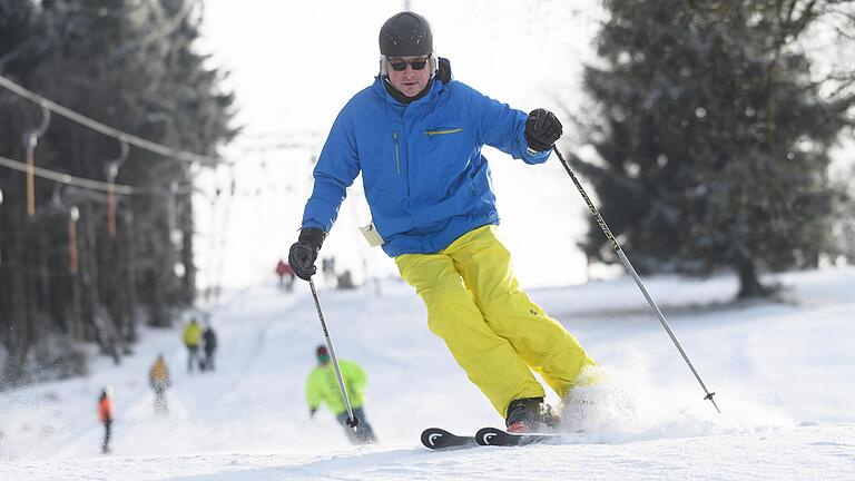 Sonne, Schnee und Pistenfreuden: Am Wochenende wollen die Rhöner Lifte sowohl auf hessischer als auch auf bayerischer Seite in die Wintersaison 2023 starten. Bereits am Freitagmorgen rollen viele Schlepplifte an.&nbsp;